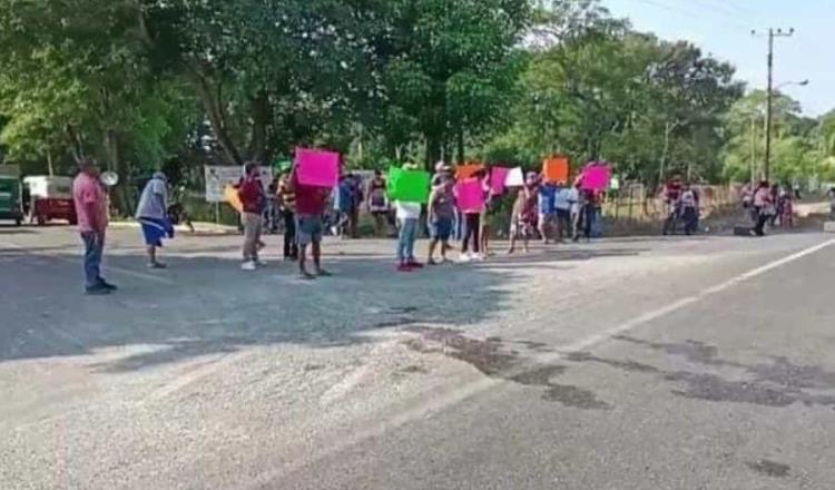 Pochimovilistas cierran la carretera Cárdenas – Comalcalco