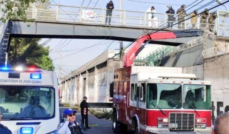 Hallan a hombre sin vida colgado de puente peatonal de CDMX