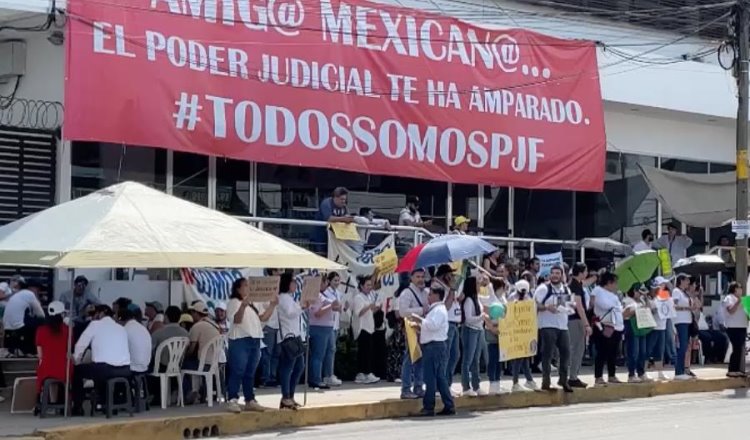 Mantienen trabajadores del Poder Judicial protesta en sede de Atasta en Villahermosa