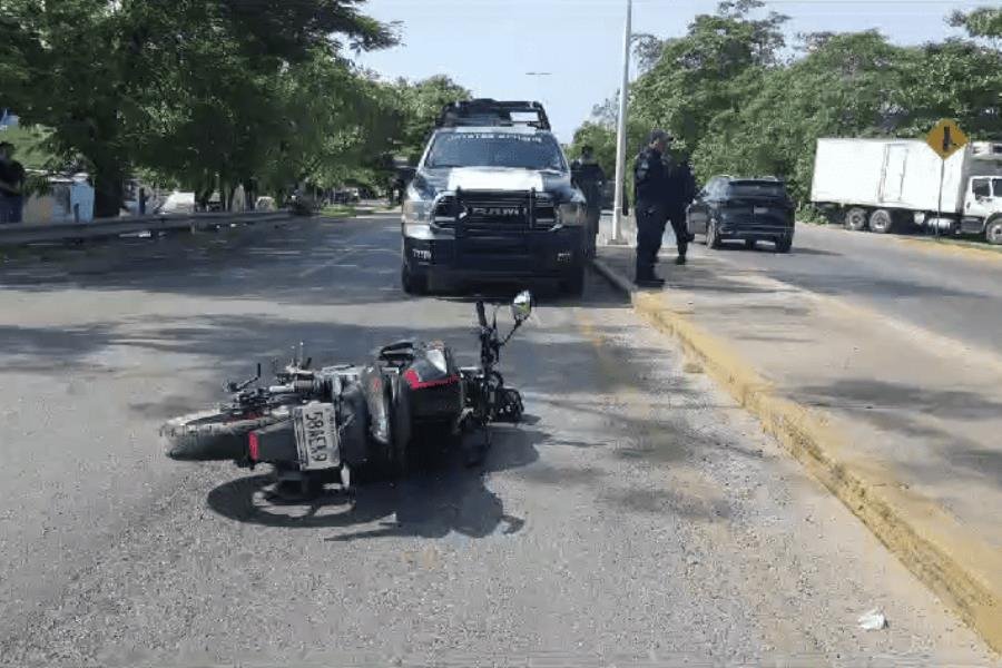 Mujer derrapa y cae de moto en avenida Luis Donaldo Colosio