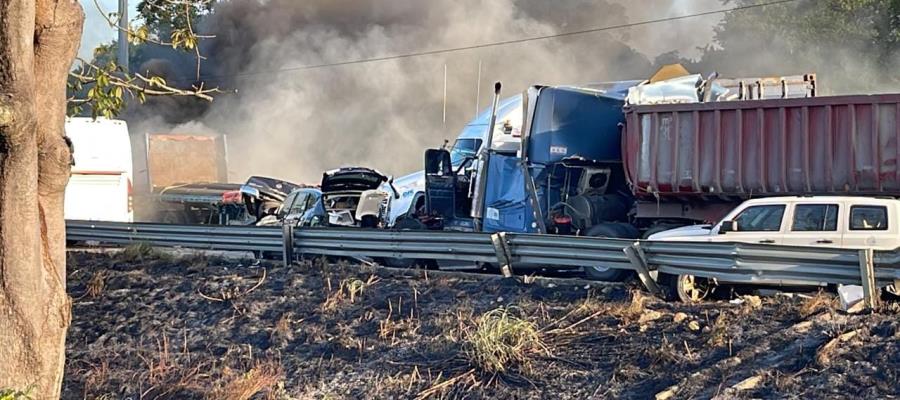 Se incendian 8 vehículos en la Cárdenas-Coatzacoalcos tras carambola