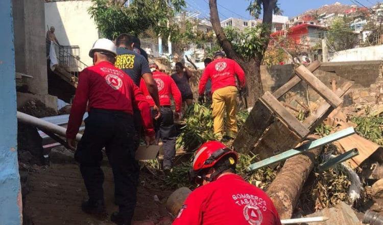 Bomberos de Tabasco liberan vías y auxilian a damnificados en Acapulco