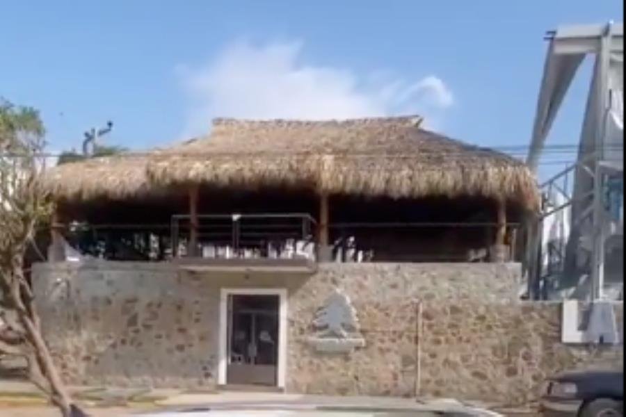 Sorprende que palapa con techo de palma en Acapulco se mantuviera intacta tras el paso de “Otis” Sorprende que palapa con techo de palma en Acapulco se mantuviera intacta tras el paso de “Otis”