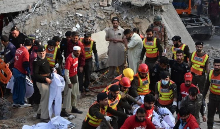 Atentado con bomba deja 5 muertos en Pakistán