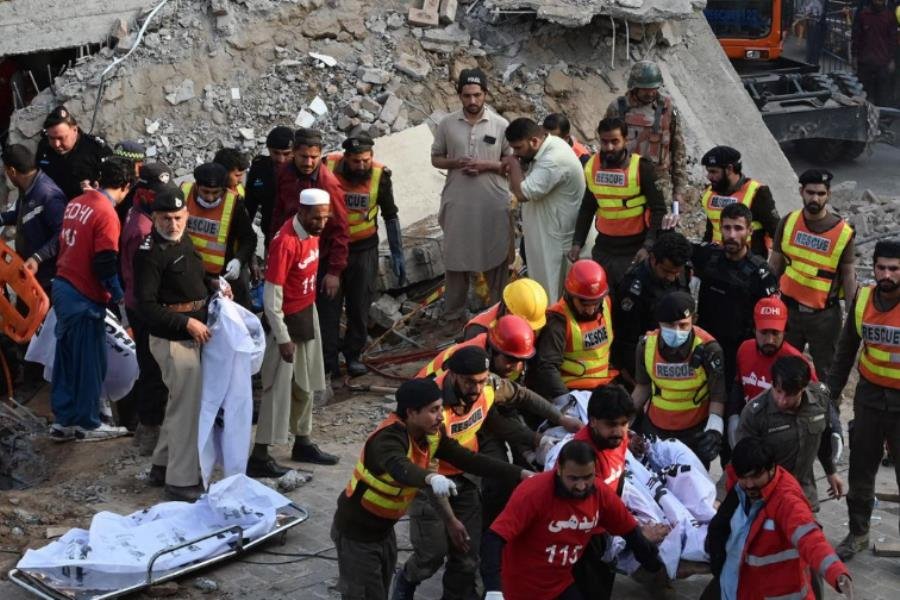 Atentado con bomba deja 5 muertos en Pakistán