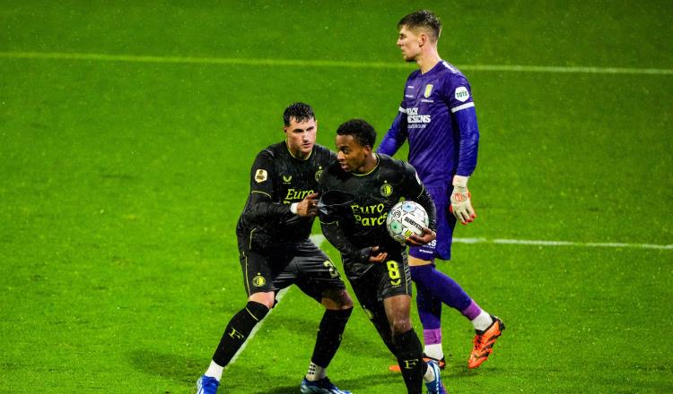 “Santi” Giménez falla penal a lo ‘Panenka’ en victoria del Feyenoord