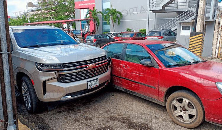 Chocan camioneta del gobernador al salir de XEVT