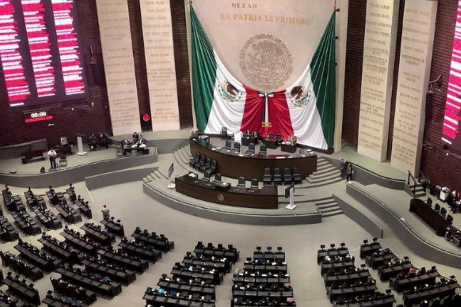 Regalan en San Lázaro “outfit de ladrón” a morenistas para que se registren como candidatos Regalan en San Lázaro “outfit de ladrón” a morenistas para que se registren como candidatos