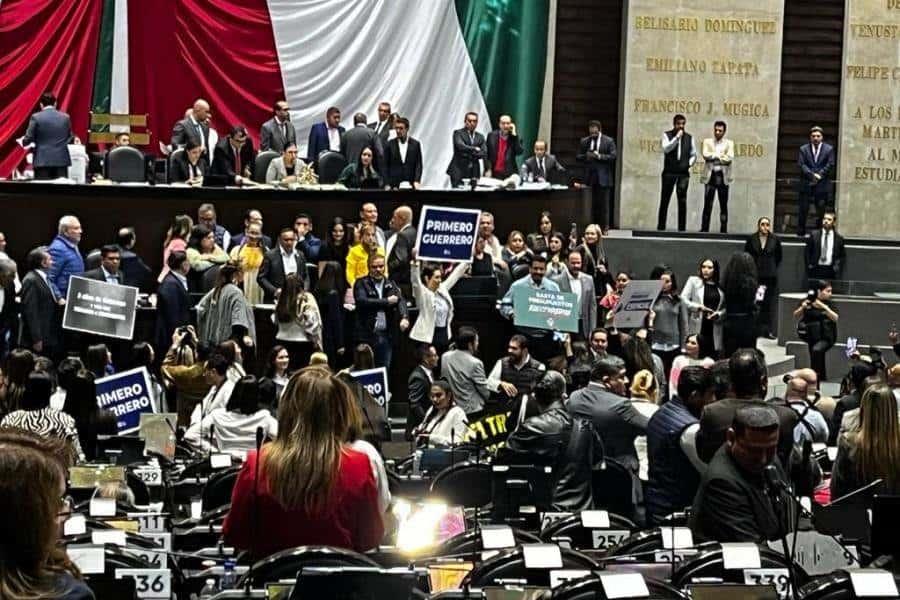Entre insultos y jaloneos, diputados se enfrentan en tribuna por recursos para Guerrero