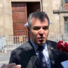 Entre insultos y jaloneos, diputados se enfrentan en tribuna por recursos para Guerrero Entre insultos y jaloneos, diputados se enfrentan en tribuna por recursos para Guerrero
