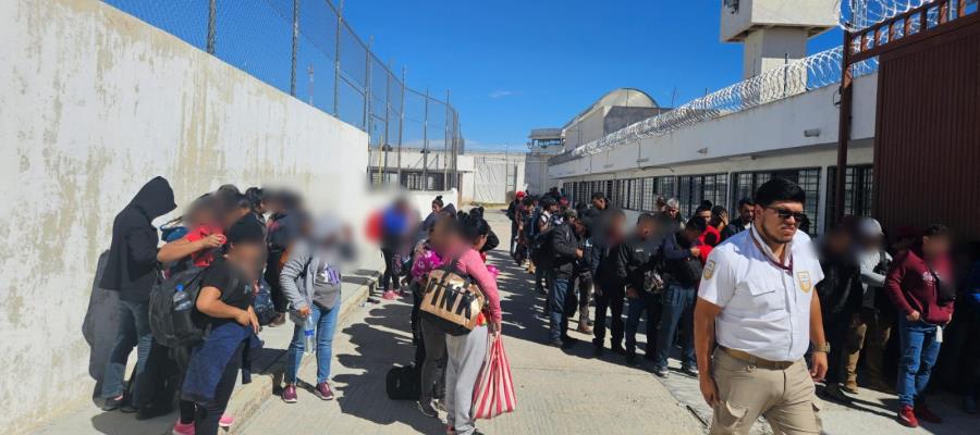 Rescatan a 123 migrantes que pedían auxilio desde caja de tráiler en San Luis Potosí