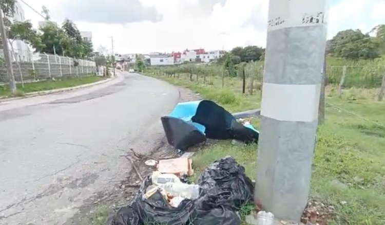 Abandonan bolsas de basura y hasta televisores de desecho en predio de Atasta