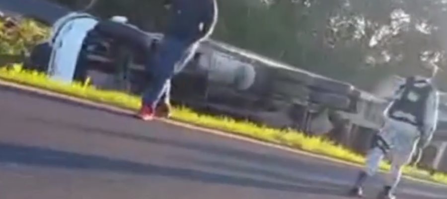 Vuelca tráiler cargado de cervezas en la Villahermosa-Cárdenas