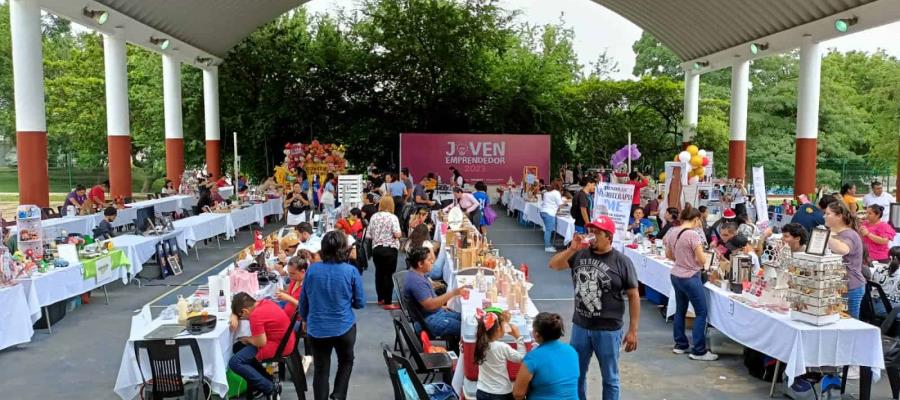 Participan más de 140 expositores en expo “Jóvenes Emprendedores”