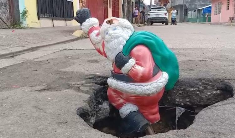 Adornan socavón de Villahermosa con figura de Santa Claus