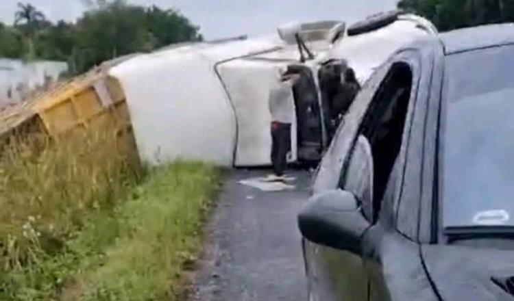 ¡Trailero se duerme al volante! Se sale de la Villahermosa-Macuspana