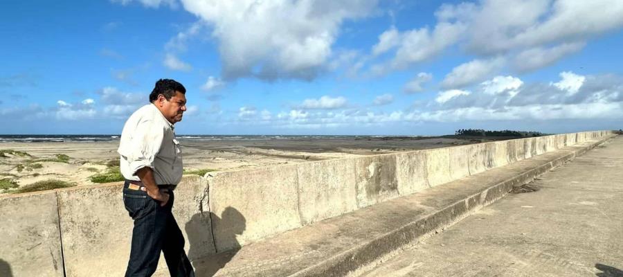 Recorre May por zona erosionada por el mar en Sánchez Magallanes, Cárdenas