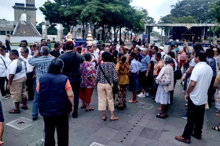 Pensionados inconformes con descuento de ISR buscarán abordar a AMLO en mañanera de Villahermosa