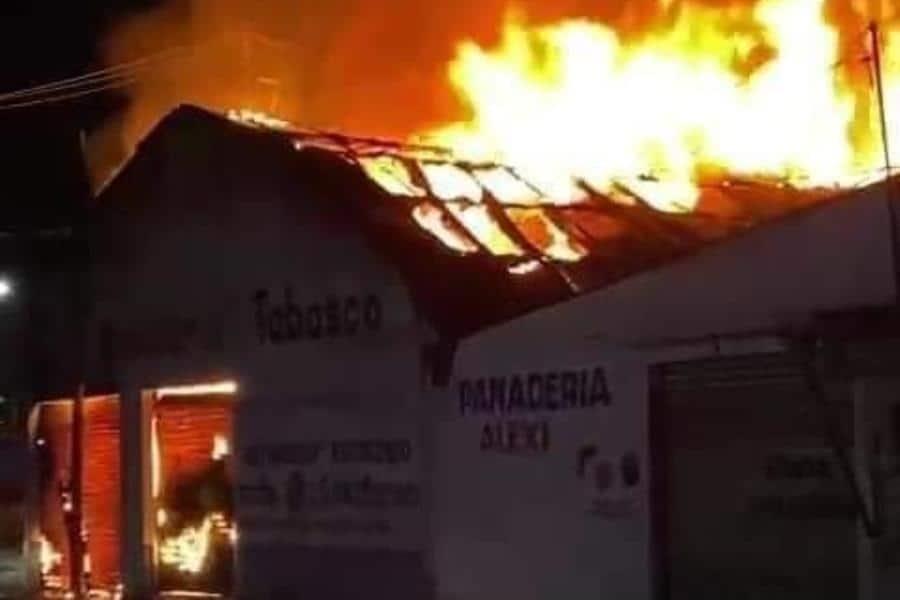 Se incendia mueblería en Comalcalco, en primeros minutos del 2024 Se incendia mueblería en Comalcalco, en primeros minutos del 2024