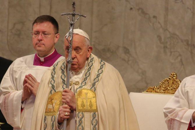 “Quien lastima a una mujer, profana a Dios” advierte el Papa