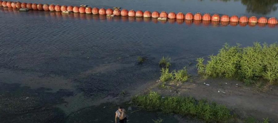 Gana Texas apelación para mantener boyas en la frontera con México