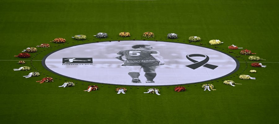 30 mil aficionados rinden homenaje a Franz Beckenbauer en el Allianz Arena