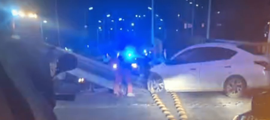 Conductor choca contra cabezal del puente herradura de Av. Universidad