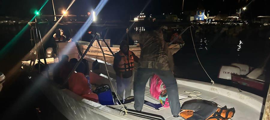 Rescatan a pescadores desaparecidos en altamar en Quintana Roo