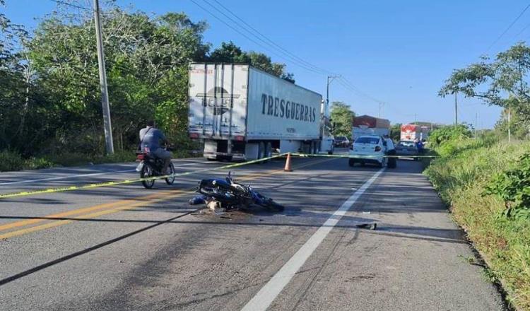 Impactan a pasajeros de motocicleta cerca de Frontera, Centla