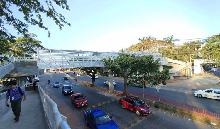 Después de meses de espera habilitan puente peatonal frente a la UJAT 