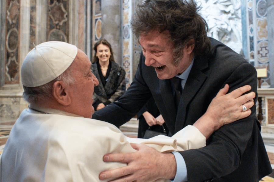 Abraza Milei al Papa tras criticarlo durante su campaña presidencial