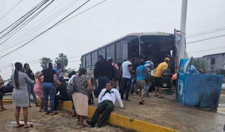 Seis heridos deja choque de camión contra poste