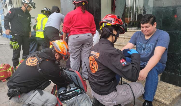 Cae elevador de una funeraria en Monterrey; hay 3 trabajadores heridos