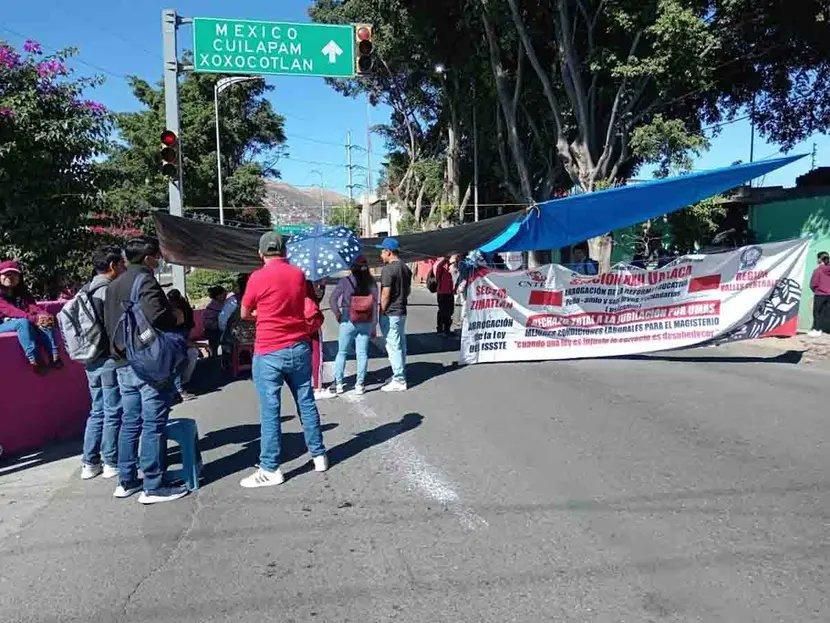 CNTE bloquea carreteras de Oaxaca y deja sin clases a miles de estudiantes