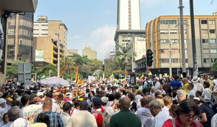 Más de 50 mil personas marchan en Colombia contra gobierno de Petro