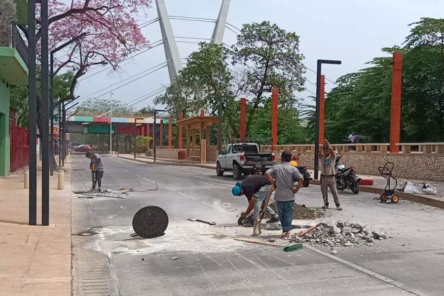 Comienzan trabajos de demolición del pavimento en el nuevo malecón en búsqueda de fuga de agua