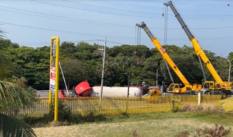 Pipa vuelca en la carretera del Golfo con 36 mil litros de Gas LP