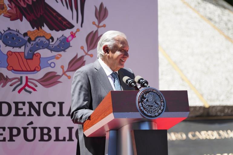 “Nada de cerrar refinerías”: AMLO durante aniversario de la Expropiación Petrolera