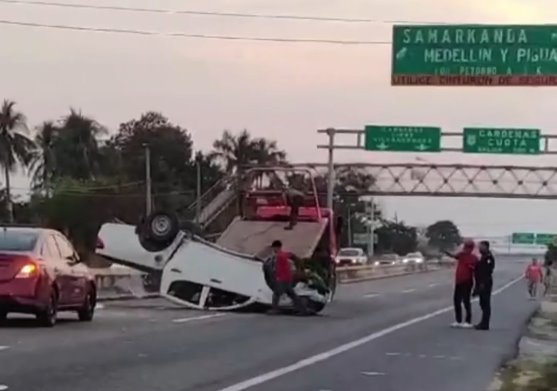 Vuelca camioneta en la Frontera-Villahermosa y se genera fila kilométrica de carga vehicular