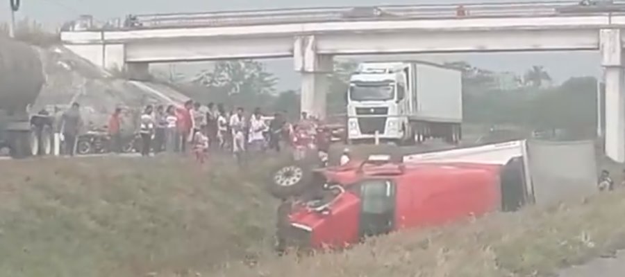 ¡Los tomates! Vuelca tráiler sobre la Cárdenas – Coatzacoalcos y lo rapiñan