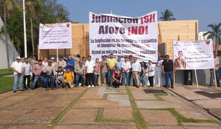 Protestan trabajadores de Pemex en acto cívico por día de la Expropiación Petrolera