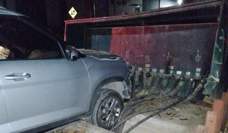 Mujer estrella su vehículo contra infraestructura de CFE y afecta a comercios de Tabasco 2000
