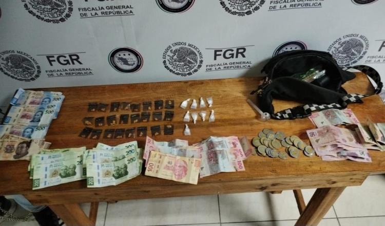 Detiene FGR a 2 sujetos con dinero en efectivo y presunta droga en Nacajuca