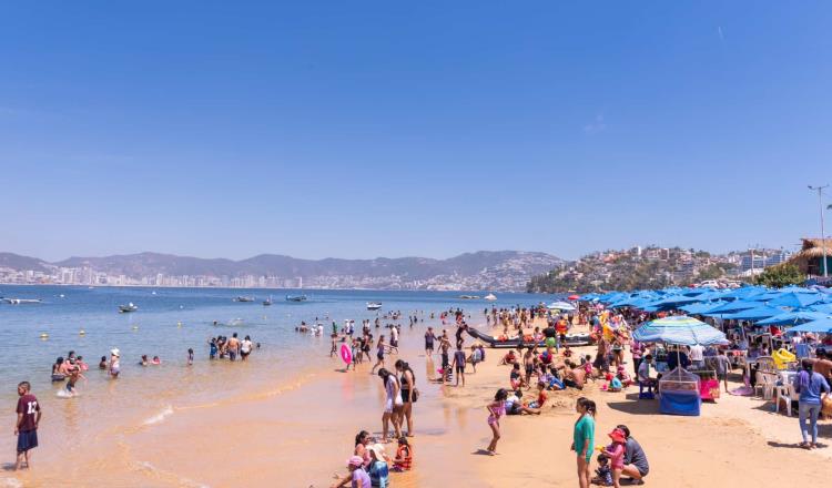 Prohíben a turistas acampar en playas de Acapulco