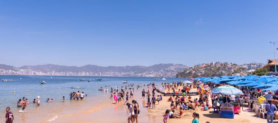 Prohíben a turistas acampar en playas de Acapulco