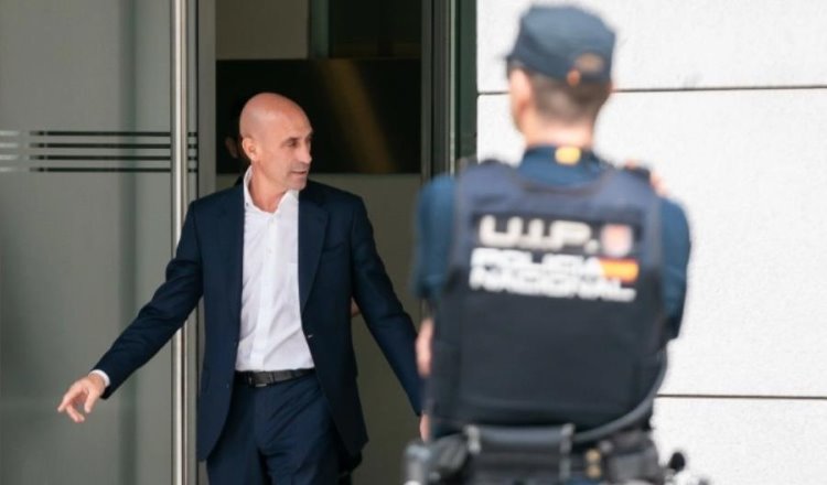 Rubiales aterriza en Madrid, es detenido y horas después dejado en libertad tras declarar por corrupción