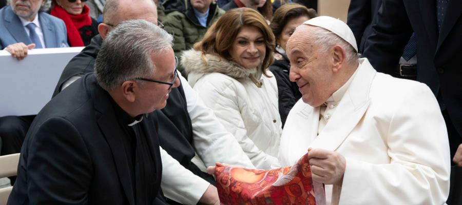 Líder de jesuitas en México entrega copia del “Compromiso por la Paz” firmada por presidenciables al Papa Líder de jesuitas en México entrega copia del “Compromiso por la Paz” firmada por presidenciables al Papa