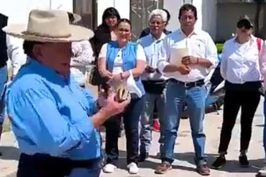 En Puebla, exalcalde entrega fajo de billetes a candidato de Panal y afirma en pleno mitin que él lo puso