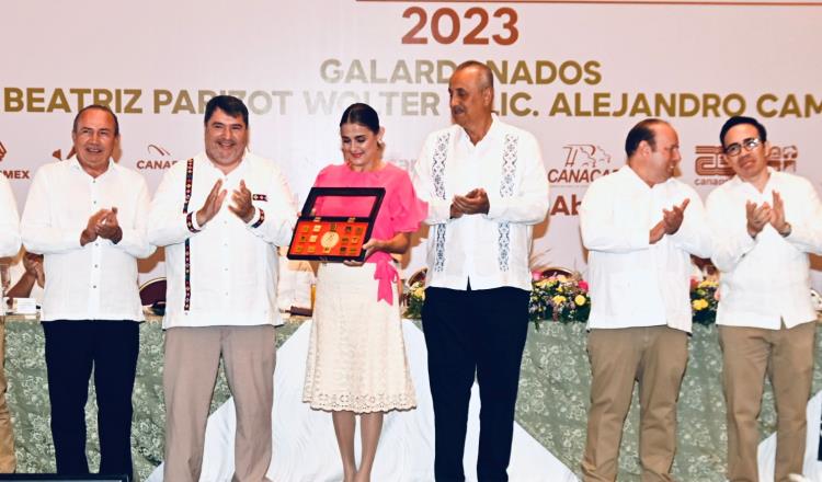 Entregan medalla al Mérito Empresarial 2023 a Ana Parizot Wolter y Alejandro Campos Beltrán