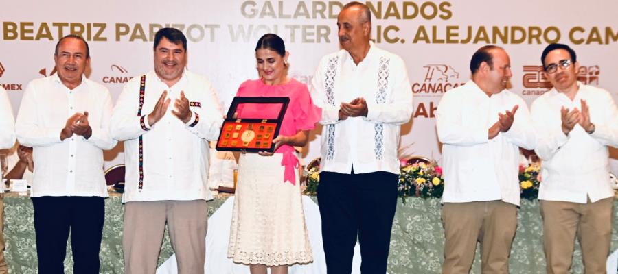 Entregan medalla al Mérito Empresarial 2023 a Ana Parizot Wolter y Alejandro Campos Beltrán